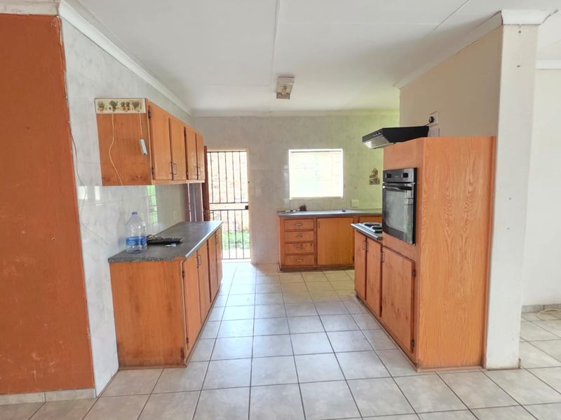 2 Bedroom Townhouse in Meiringspark - Photo 4