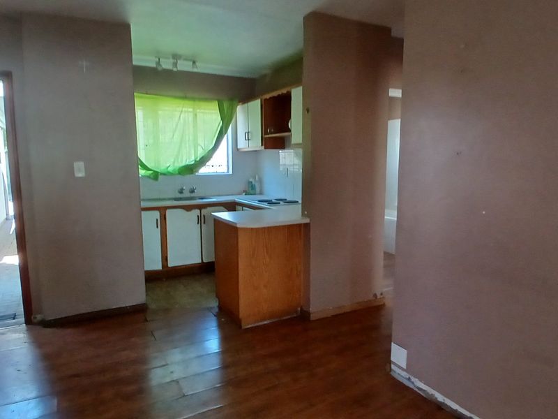 Ground-Floor Apartment with Potential for investors or Young couple. - Photo 4
