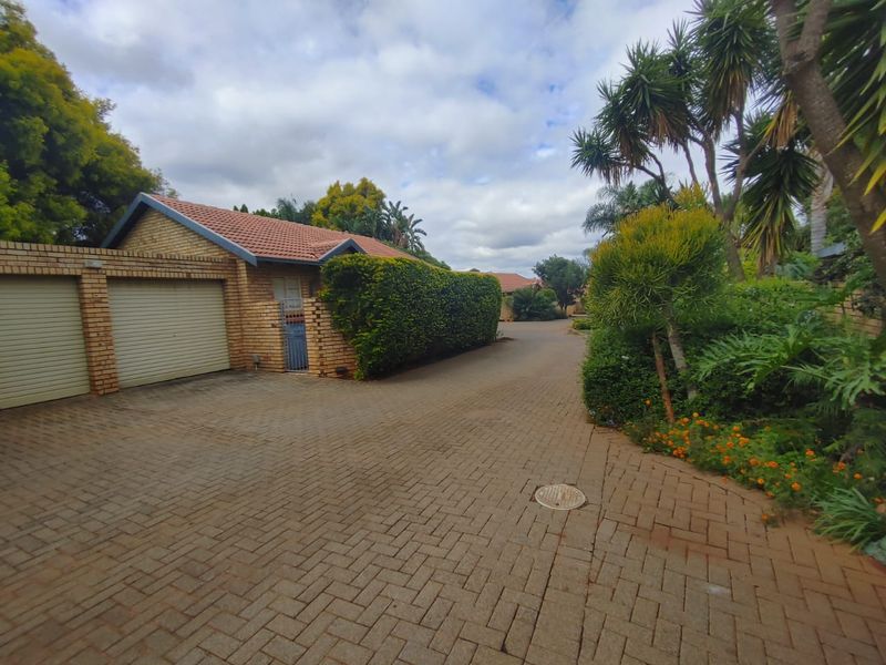 Reduced Price! Spacious & Pet-Friendly 2-Bedroom Simplex with Large Private Garden - Photo 2