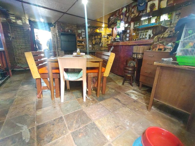 Reduced Price! Spacious & Pet-Friendly 2-Bedroom Simplex with Large Private Garden - Photo 5