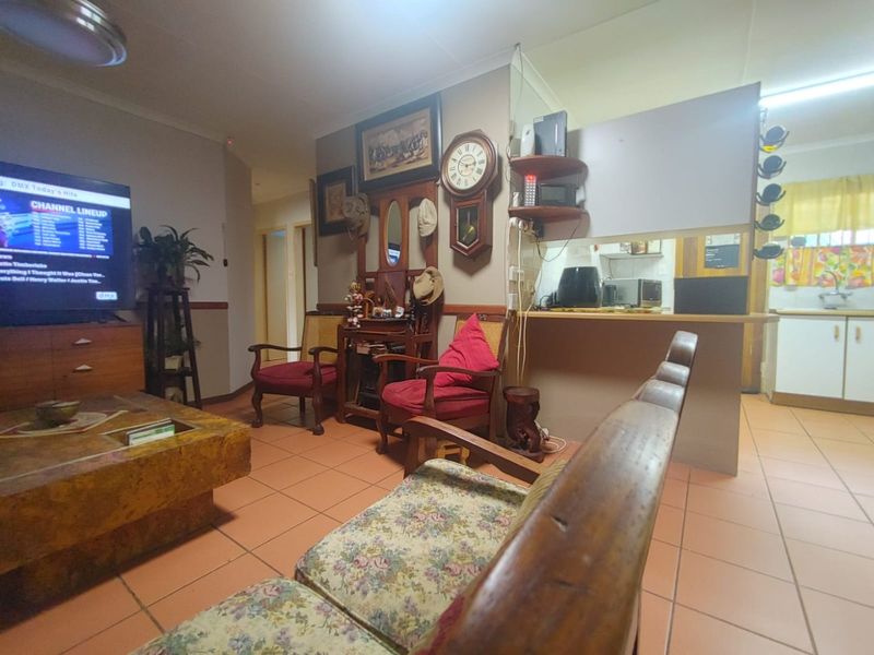 Reduced Price! Spacious & Pet-Friendly 2-Bedroom Simplex with Large Private Garden - Photo 10
