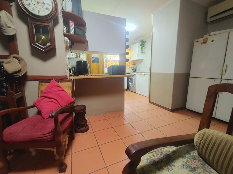 Reduced Price! Spacious & Pet-Friendly 2-Bedroom Simplex with Large Private Garden - Photo 9