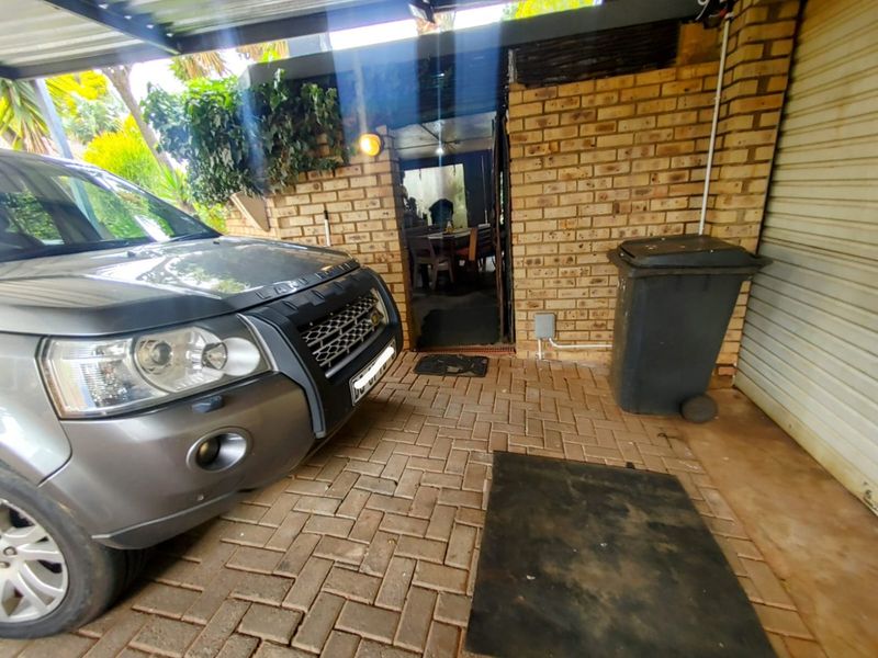Reduced Price! Spacious & Pet-Friendly 2-Bedroom Simplex with Large Private Garden - Photo 3