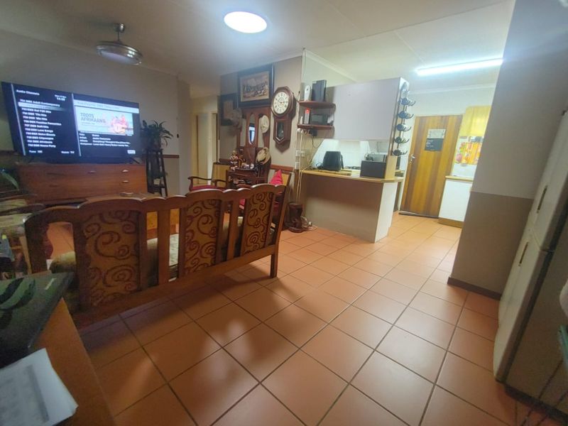 Reduced Price! Spacious & Pet-Friendly 2-Bedroom Simplex with Large Private Garden - Photo 8