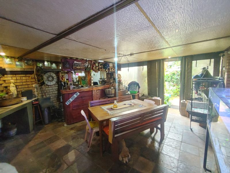 Reduced Price! Spacious & Pet-Friendly 2-Bedroom Simplex with Large Private Garden - Photo 7