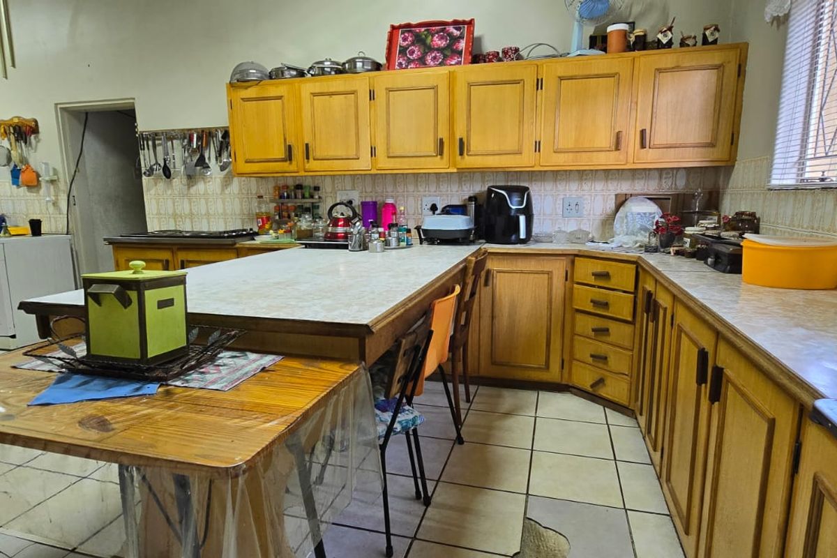 Spacious 5-Bedroom Family Home – Perfect for the Brady Bunch! - Photo 4