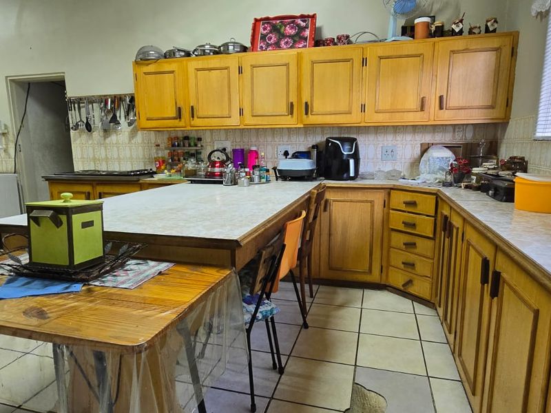 Spacious 5-Bedroom Family Home – Perfect for the Brady Bunch! - Photo 4