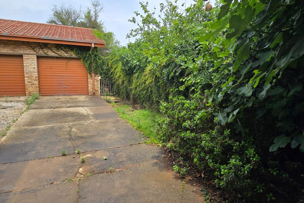 Spacious 5-Bedroom Family Home – Perfect for the Brady Bunch! - Photo 2