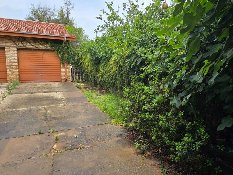 Spacious 5-Bedroom Family Home – Perfect for the Brady Bunch! - Photo 2