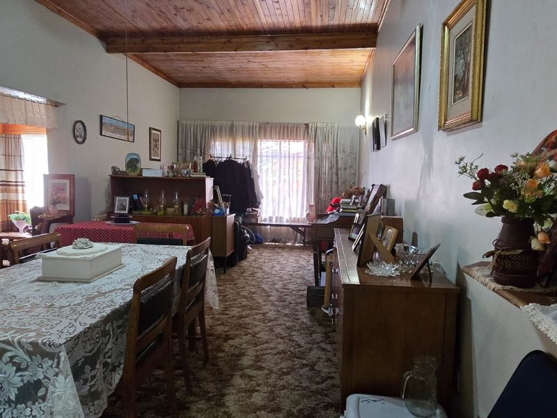 Spacious 5-Bedroom Family Home – Perfect for the Brady Bunch! - Photo 7