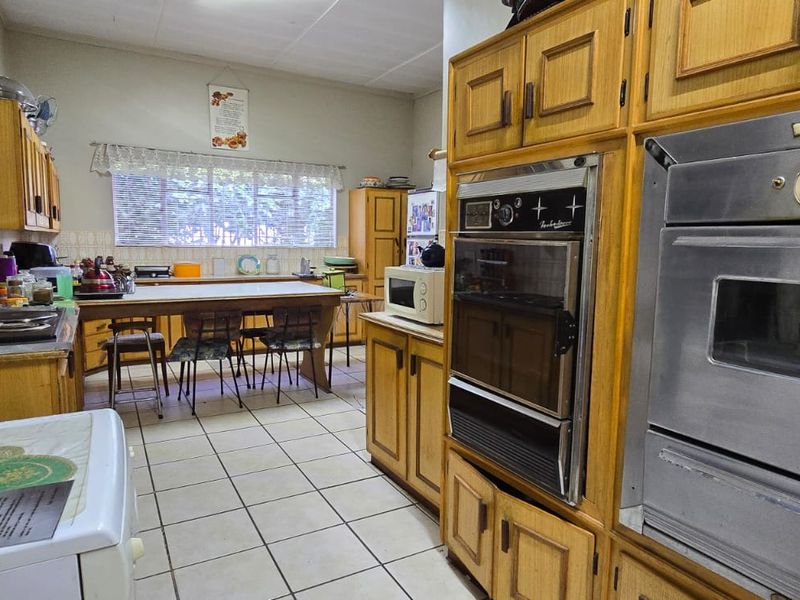 Spacious 5-Bedroom Family Home – Perfect for the Brady Bunch! - Photo 6