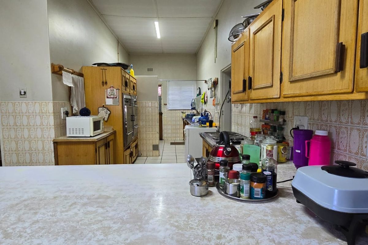 Spacious 5-Bedroom Family Home – Perfect for the Brady Bunch! - Photo 5