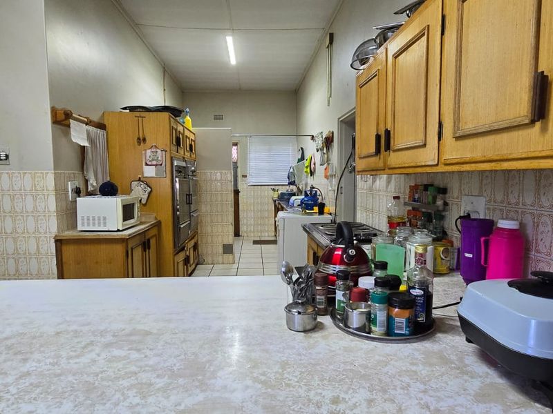 Spacious 5-Bedroom Family Home – Perfect for the Brady Bunch! - Photo 5