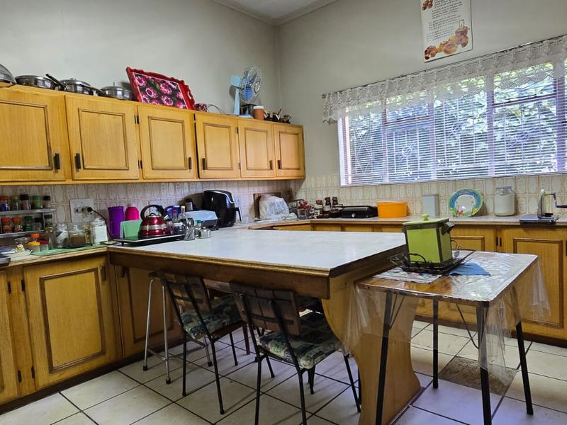 Spacious 5-Bedroom Family Home – Perfect for the Brady Bunch! - Photo 3