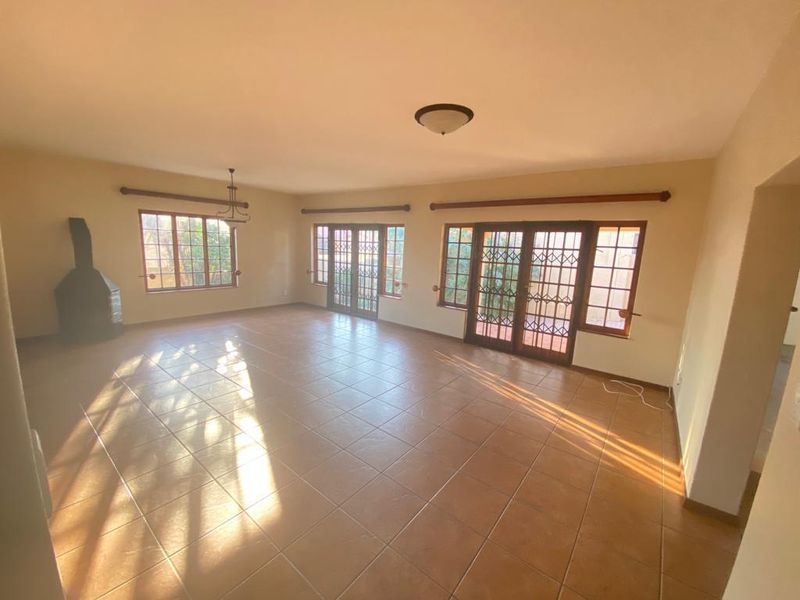 3 Bedroom 2.5 Bathroom Townhouse For Sale - Photo 5