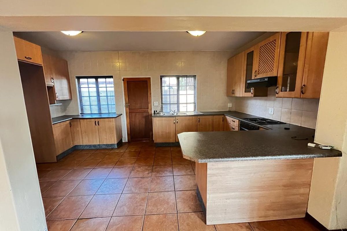 3 Bedroom 2.5 Bathroom Townhouse For Sale - Photo 2