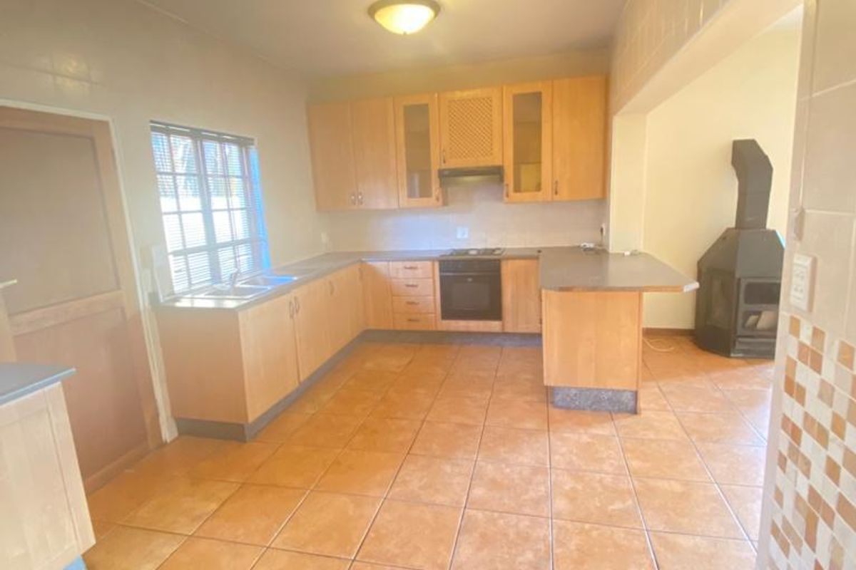 3 Bedroom 2.5 Bathroom Townhouse For Sale - Photo 4