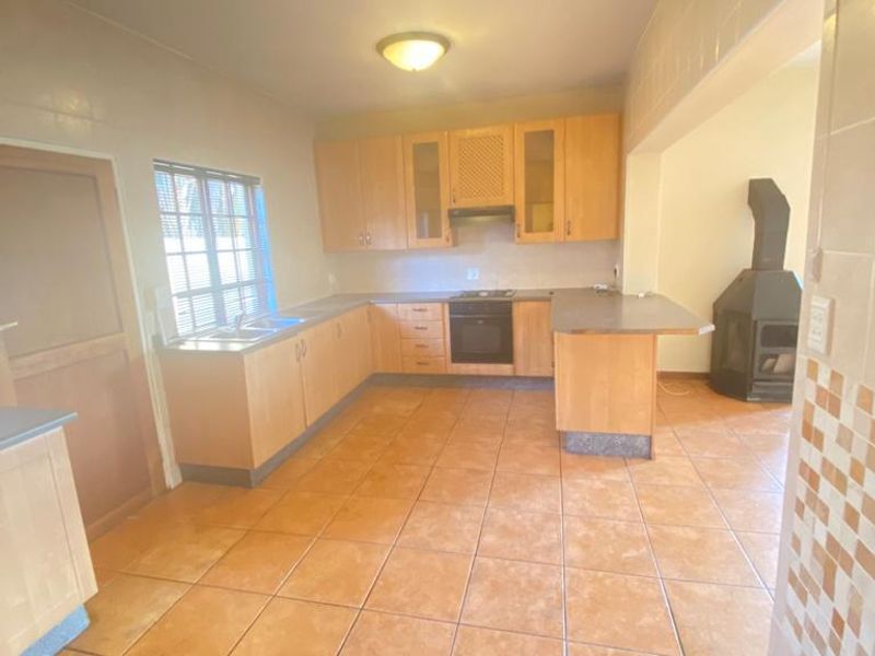 3 Bedroom 2.5 Bathroom Townhouse For Sale - Photo 4