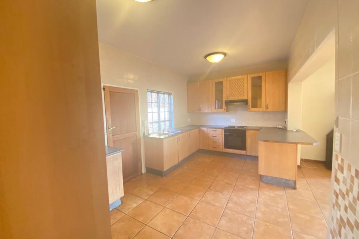 3 Bedroom 2.5 Bathroom Townhouse For Sale - Photo 3