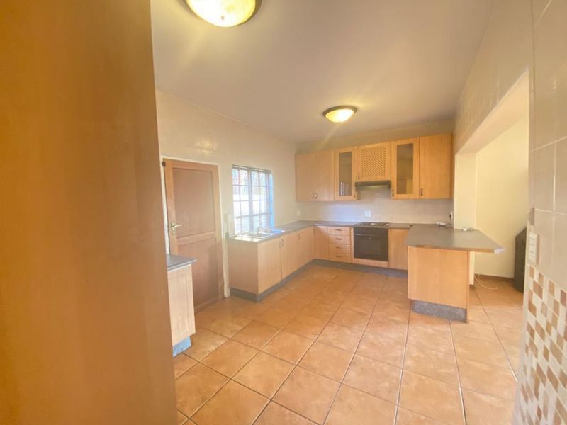 3 Bedroom 2.5 Bathroom Townhouse For Sale - Photo 3