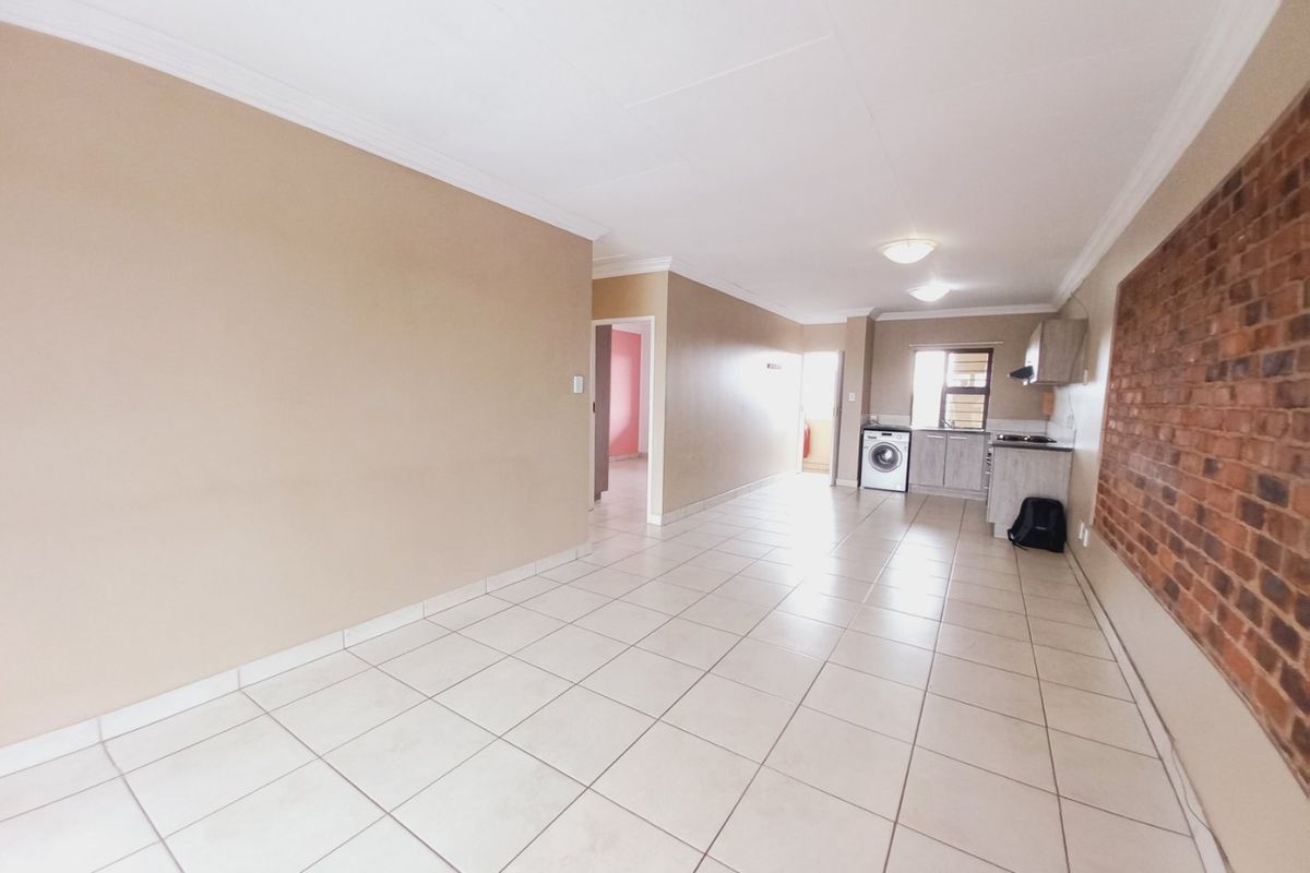 Beautiful Top-Floor Unit with Modern Finishes and Spacious Balcony - Photo 2