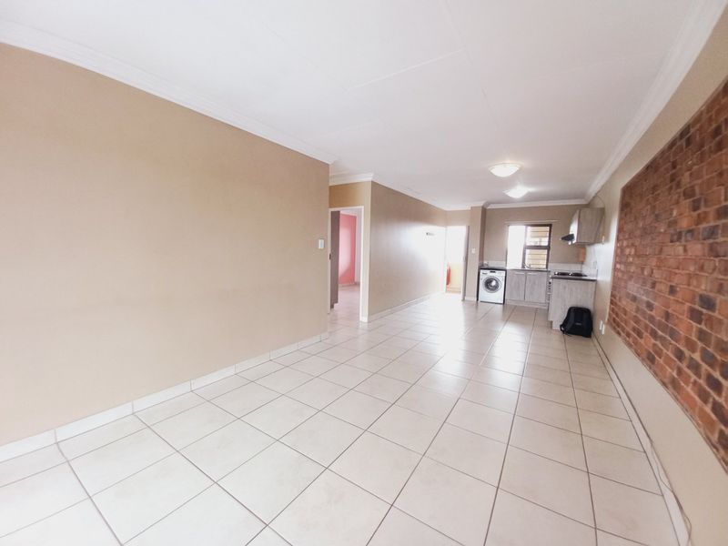 Beautiful Top-Floor Unit with Modern Finishes and Spacious Balcony - Photo 2