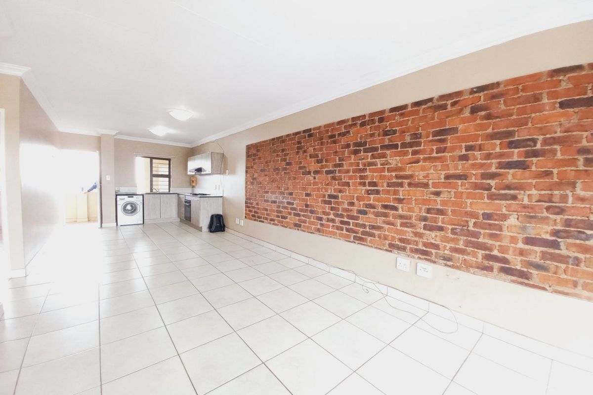 Beautiful Top-Floor Unit with Modern Finishes and Spacious Balcony - Photo 3