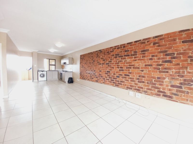 Beautiful Top-Floor Unit with Modern Finishes and Spacious Balcony - Photo 3