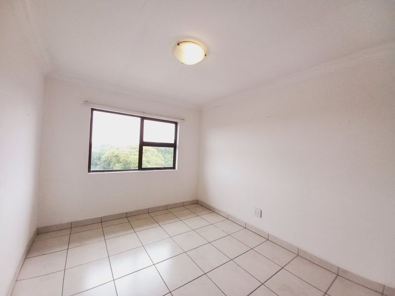 Beautiful Top-Floor Unit with Modern Finishes and Spacious Balcony - Photo 10