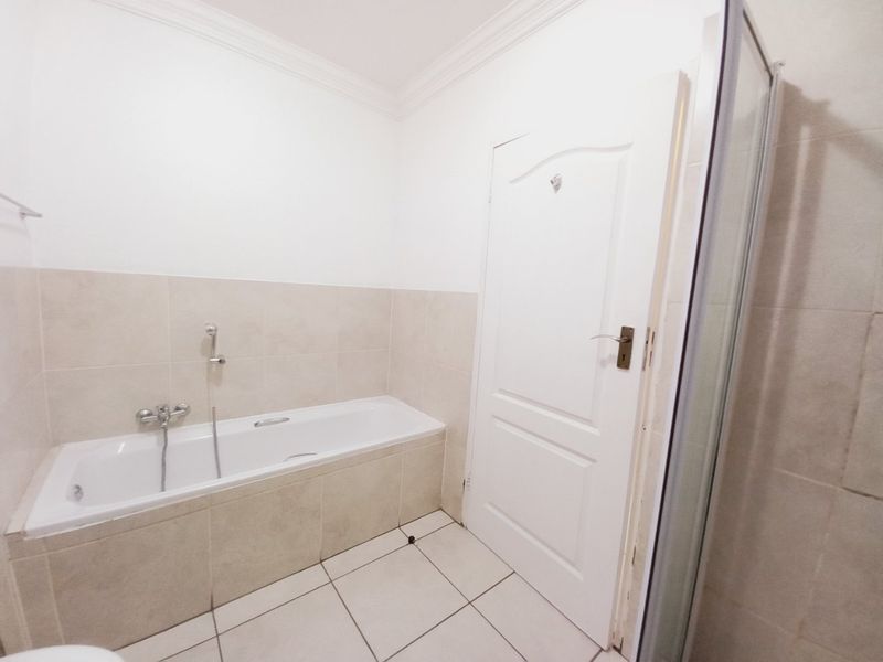 Beautiful Top-Floor Unit with Modern Finishes and Spacious Balcony - Photo 9