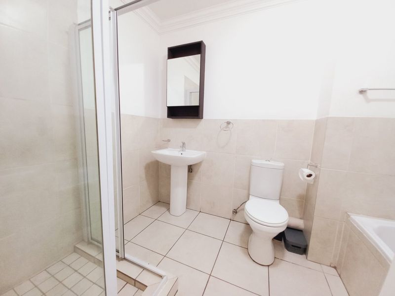 Beautiful Top-Floor Unit with Modern Finishes and Spacious Balcony - Photo 8