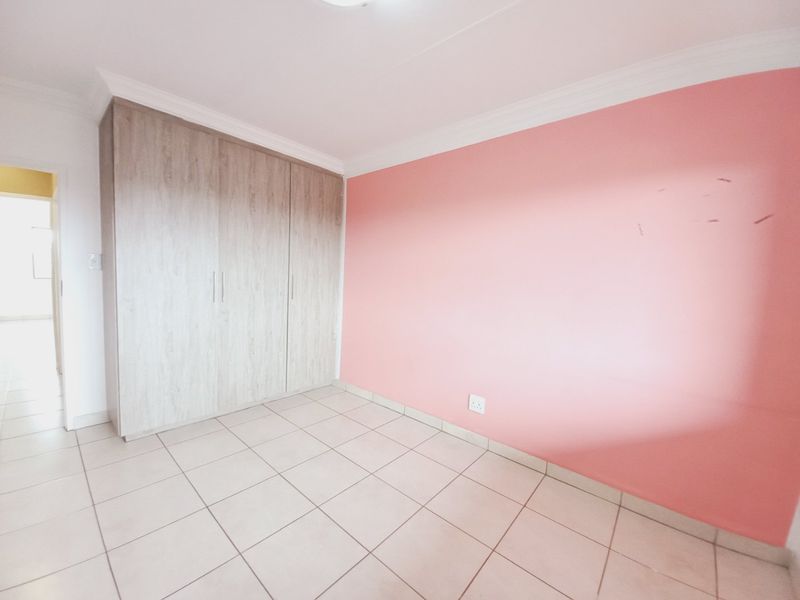 Beautiful Top-Floor Unit with Modern Finishes and Spacious Balcony - Photo 7