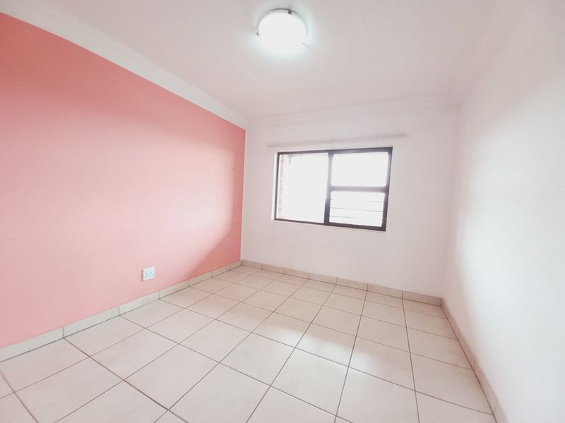 Beautiful Top-Floor Unit with Modern Finishes and Spacious Balcony - Photo 6