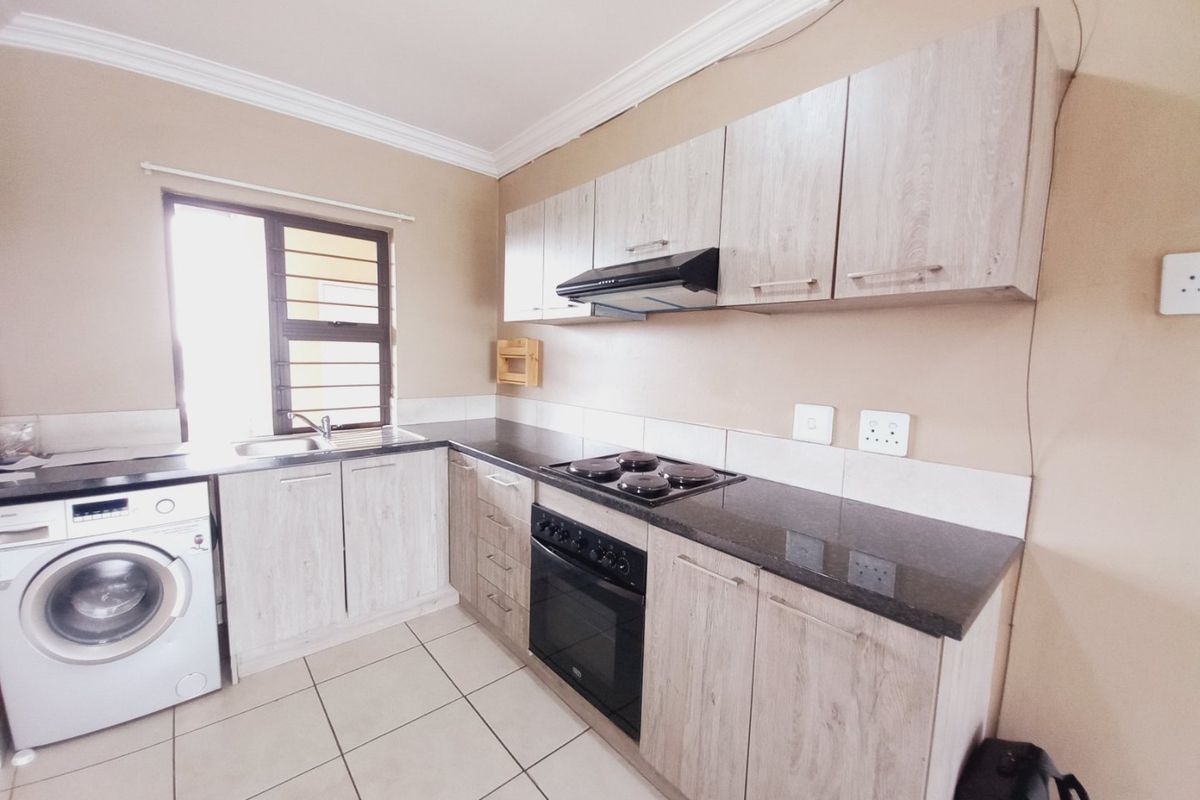 Beautiful Top-Floor Unit with Modern Finishes and Spacious Balcony - Photo 4