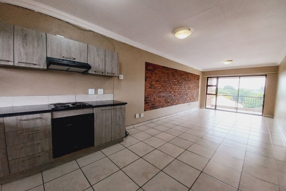 Beautiful Top-Floor Unit with Modern Finishes and Spacious Balcony - Photo 5