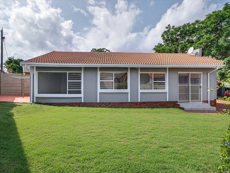 ON SHOW SUNDAY 23 NOVEMBER - 2 TILL 5PM -3 ANGUS PARK TOUCHES STREET WELTEVREDEN PARK - Photo 2