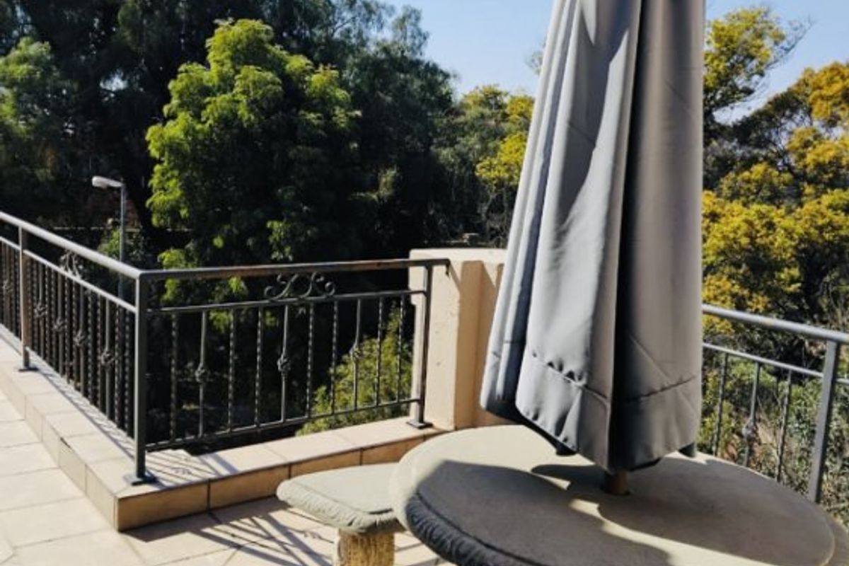 Modern 3-Bedroom Townhouse with Lake Views – Estate Living at Its Best! - Photo 3