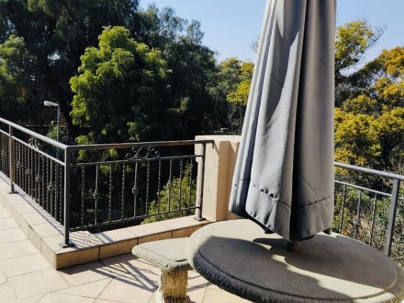 Modern 3-Bedroom Townhouse with Lake Views – Estate Living at Its Best! - Photo 3