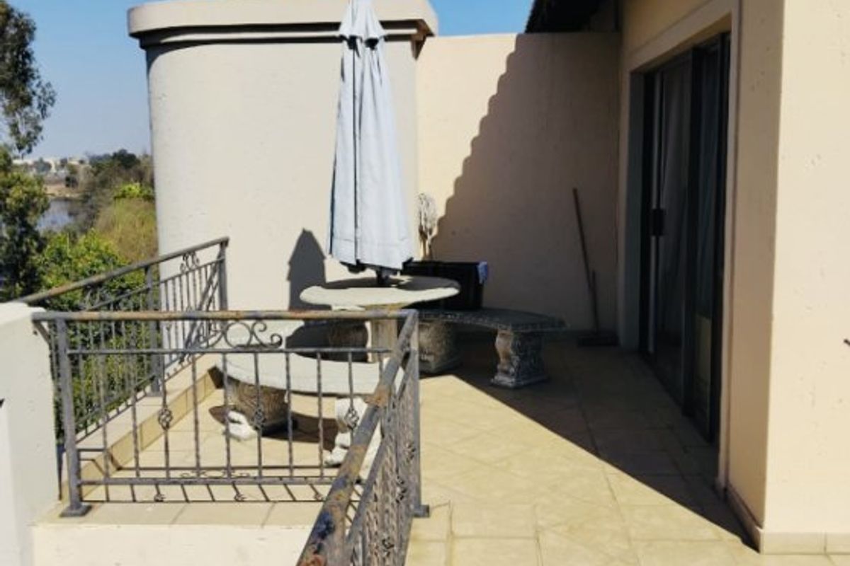 Modern 3-Bedroom Townhouse with Lake Views – Estate Living at Its Best! - Photo 5