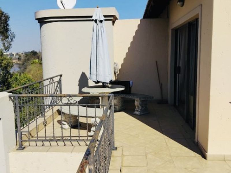 Modern 3-Bedroom Townhouse with Lake Views – Estate Living at Its Best! - Photo 5