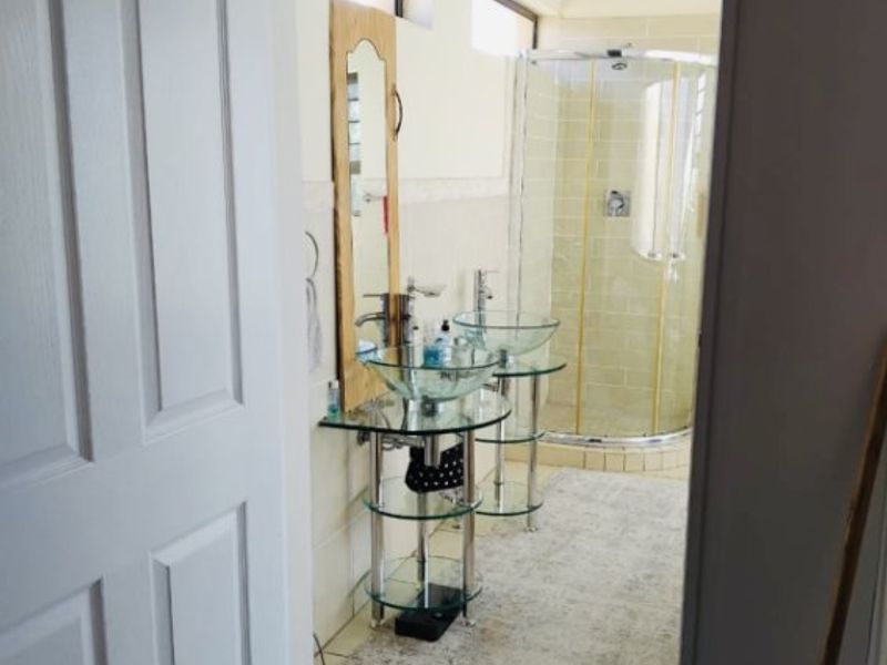 Modern 3-Bedroom Townhouse with Lake Views – Estate Living at Its Best! - Photo 10