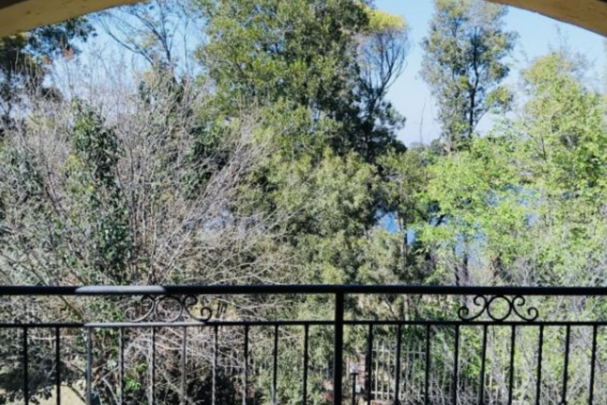 Modern 3-Bedroom Townhouse with Lake Views – Estate Living at Its Best! - Photo 2