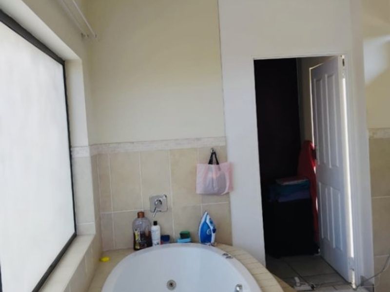 Modern 3-Bedroom Townhouse with Lake Views – Estate Living at Its Best! - Photo 9