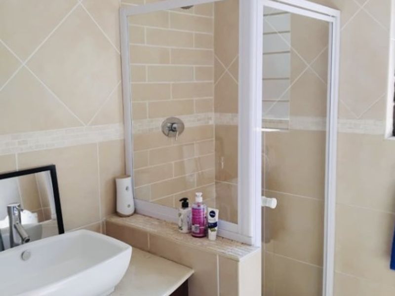 Modern 3-Bedroom Townhouse with Lake Views – Estate Living at Its Best! - Photo 8