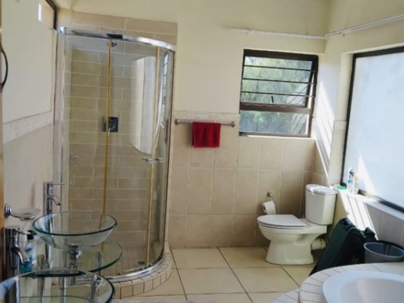 Modern 3-Bedroom Townhouse with Lake Views – Estate Living at Its Best! - Photo 7