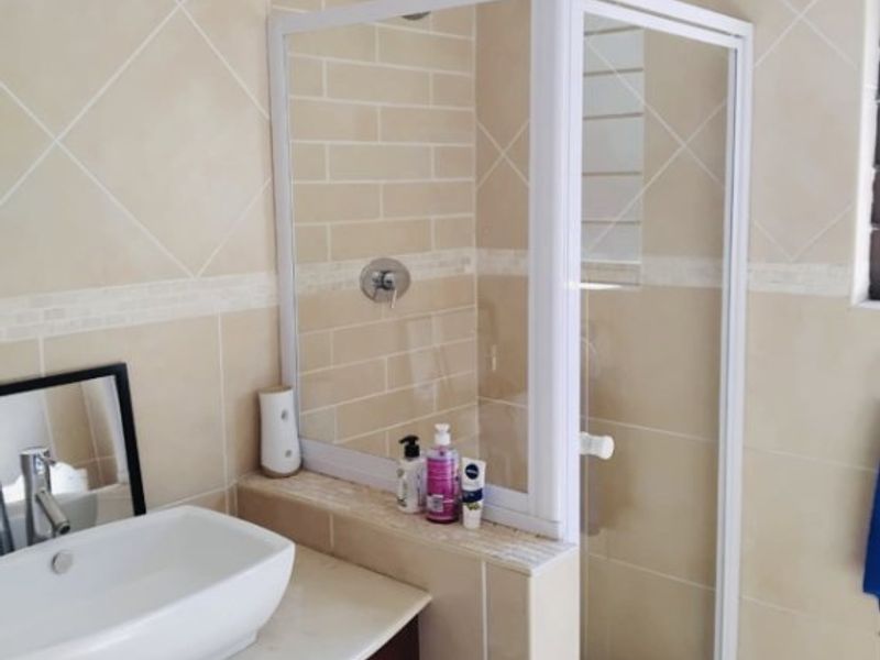 Modern 3-Bedroom Townhouse with Lake Views – Estate Living at Its Best! - Photo 6