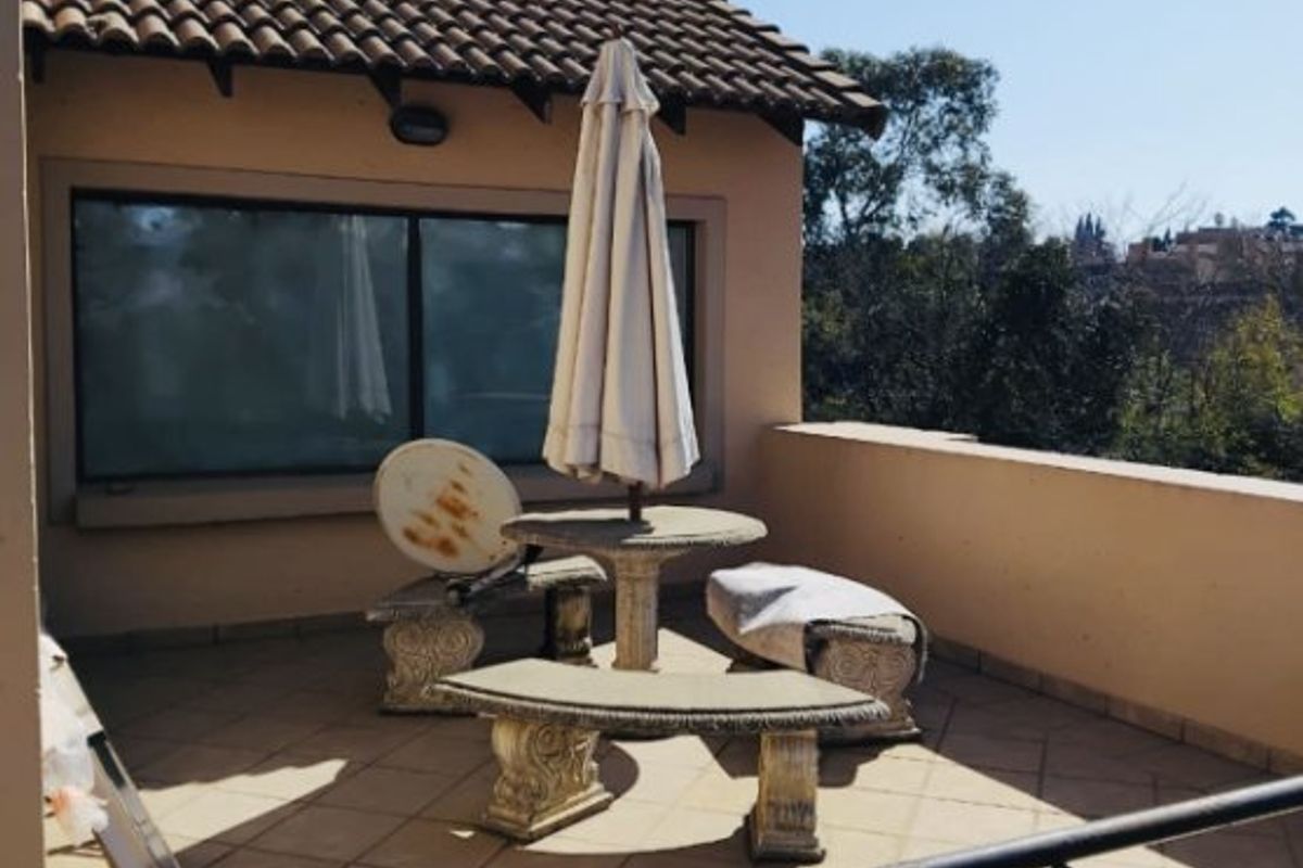 Modern 3-Bedroom Townhouse with Lake Views – Estate Living at Its Best! - Photo 4