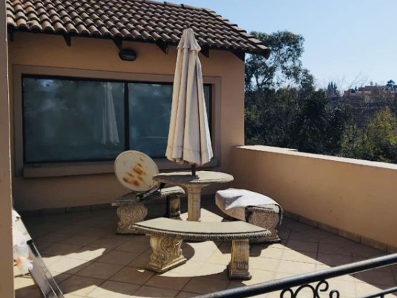 Modern 3-Bedroom Townhouse with Lake Views – Estate Living at Its Best! - Photo 4