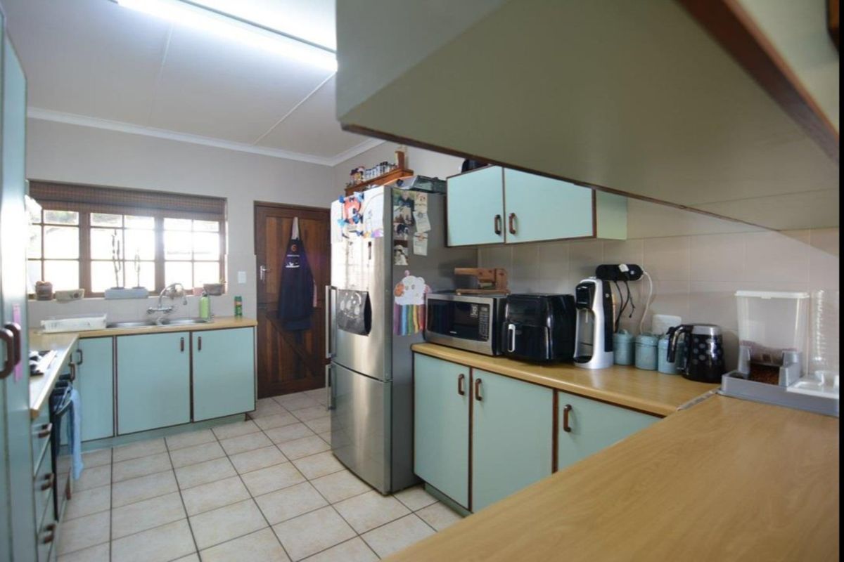 3 Bedroom Family House for Sale in Stilbaai Wes - Photo 2