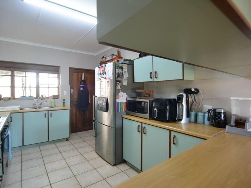 3 Bedroom Family House for Sale in Stilbaai Wes - Photo 2